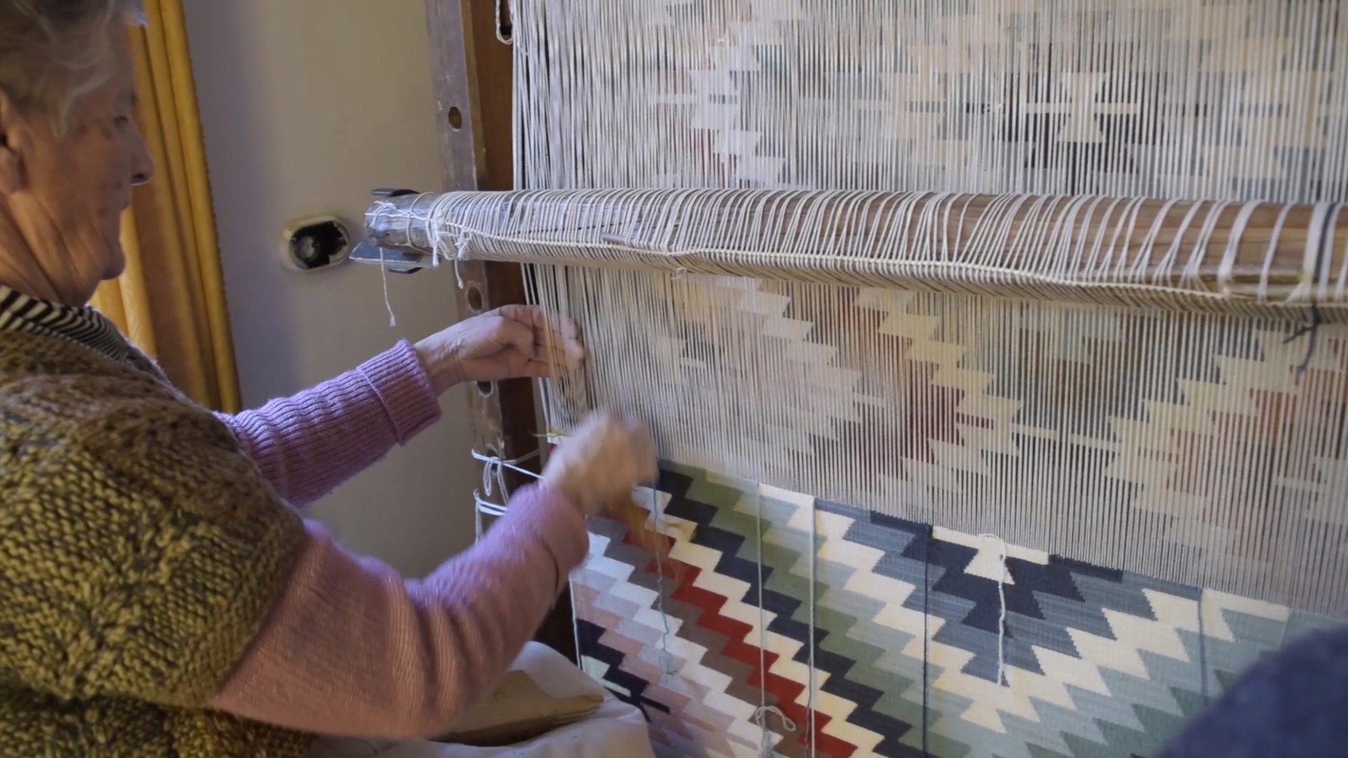 Model Bacam - work in a team of experienced weavers